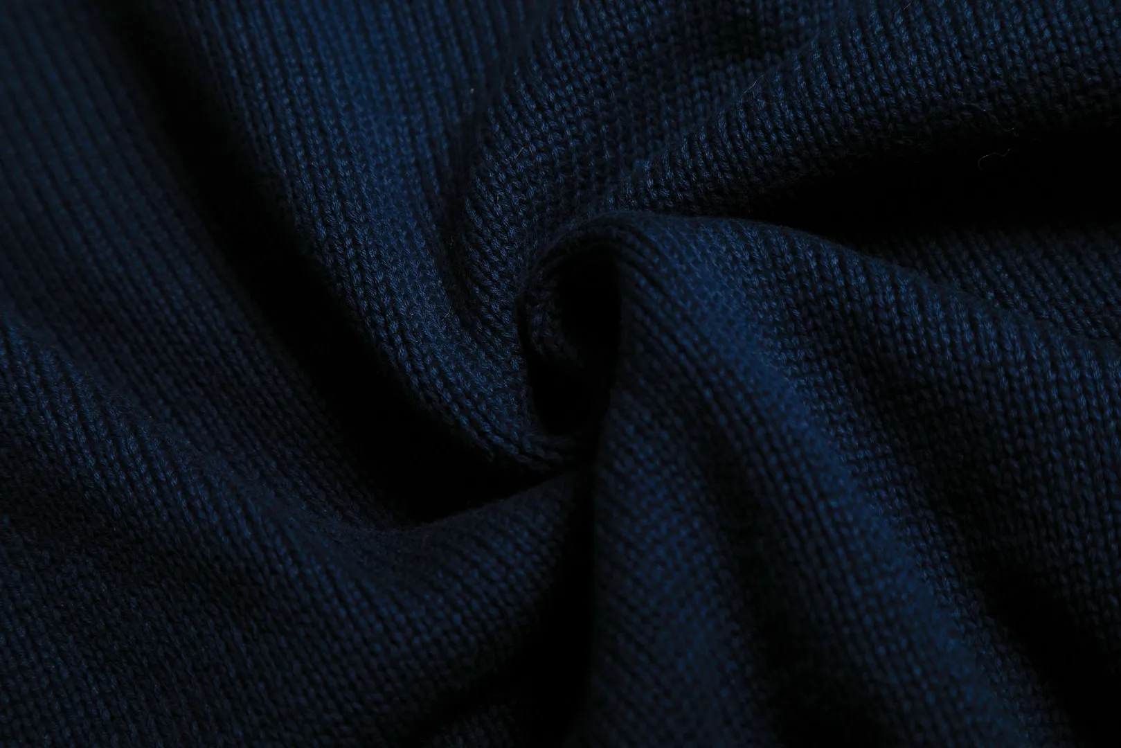 P470 Top quality" Style number: DS884# (not off the shelves all year round) [Ralph Lauren heavy industry bear golf autumn and winter couples knitted crew neck sweater] ✅Ralph Lauren Ralph Lauren classic basic bear heavy craftsman knitted sweater for men and women couples ✅Main supply platform live broadcast Wholesale entity Replacement when out of stock Not removed from shelves ✅ZP quality 1:1 version Scan the code to enter the GF website Counter quality ✅Detailed quality The only one in Guangzhou Imported quality cotton yarn Focus on high-end, cost-effective, and good quality. Needless to say, the version is restored to the original version. The maximum size can be worn up to 190 pounds. Loose, comfortable and stress-free. ✅The upper body is simple and easy to match. A must-have for men. Good-looking clothes are never picky. A must-have for couples. Recommended for wardrobe. Size: S-XL Color: Navy